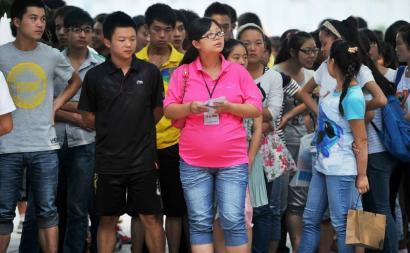 班主任懷孕7個月堅持陪考 考場外為學(xué)生加油