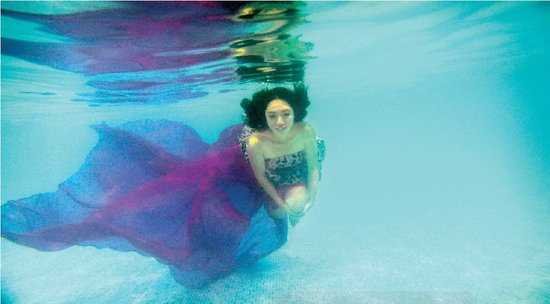 從水下拍的攝影作品充滿夢(mèng)幻效果，王笑笑如同藍(lán)色大海中的“美人魚”