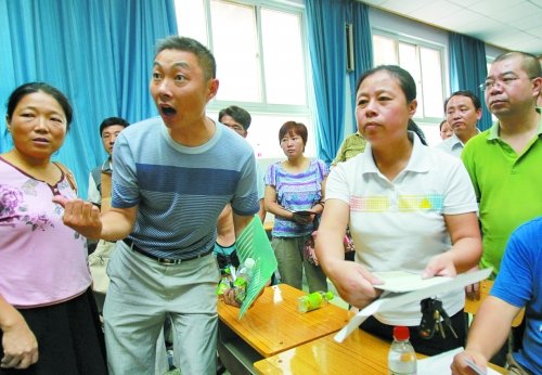 小升初“復(fù)議”現(xiàn)場，一些孩子被分得“遠(yuǎn)”的家長討說法