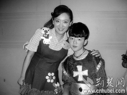 楊光參加央視節(jié)目表演時，同主持人月亮姐姐合影