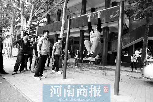 引體向上，難住不少同學(xué)
