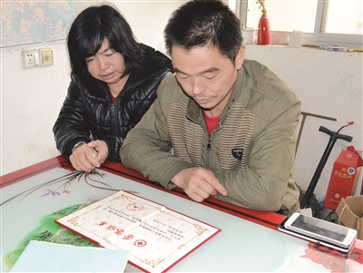 如今，劉圓父母想念女兒時(shí)只能看著榮譽(yù)證書發(fā)呆