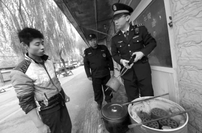 一餐館違規(guī)使用煤爐，被麥子店城管隊責(zé)令停止，并限期清除所屯的蜂窩煤