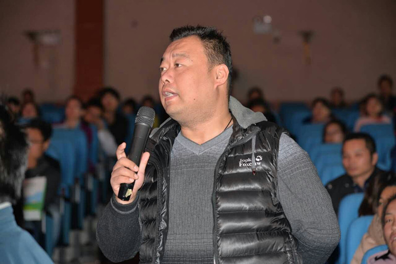 講座結(jié)束家長朋友踴躍提問，請專家答疑解惑