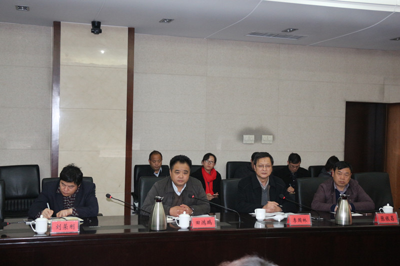 高新區(qū)教育局局長田鴻鵬介紹高新區(qū)教育情況