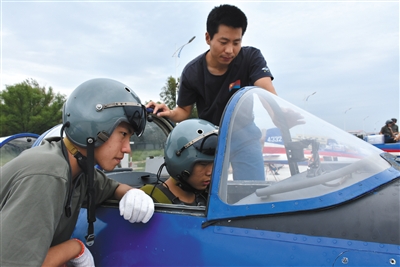 8月26日，來自吉林、湖北、山東的青少年航空學(xué)校的高中學(xué)生，進(jìn)行了首次飛行體驗(yàn)活動(dòng)