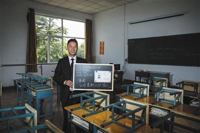 　張俊成，41歲，曾是北京大學(xué)的一名保安。1995年，通過成人高考，考上了北京大學(xué)法律系(專科)，被媒體稱為“北大保安高考第一人”，現(xiàn)為長治市一所中等職校的校長