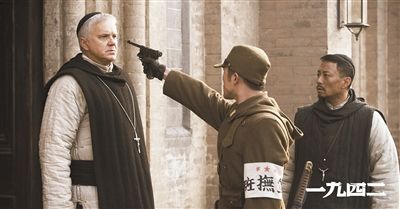 梅甘（左）、安西滿（右）與日本兵對峙的一幕。