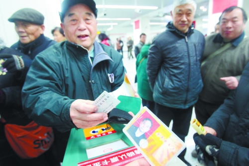老人帶著多種證件想免費(fèi)乘車，工作人員稱沒(méi)接到通知拒絕。