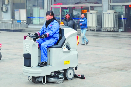 洛陽火車站新購3臺洗地機(jī)提高保潔作業(yè)效率，成為站前廣場一道風(fēng)景