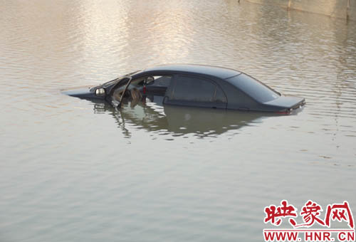 3月10日清晨，一輛黑色轎車掉入民權(quán)縣東沙河中