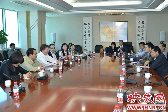中美兩國商會代表團(tuán)參觀雙匯并座談交流 中美兩國商會代表團(tuán)參觀雙匯并座談交流