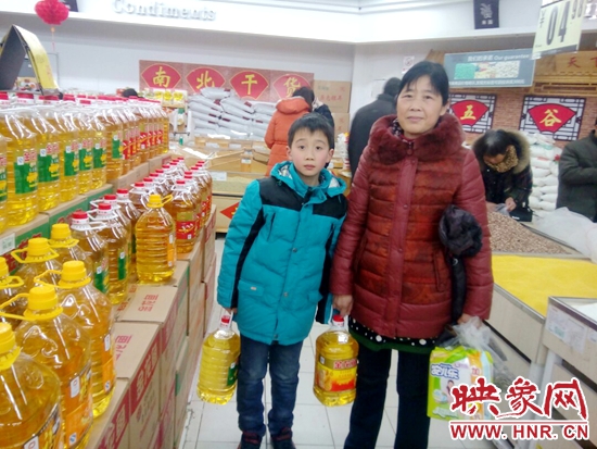 一位大姐挑了兩桶家里常用的食用油