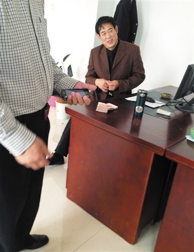 10月29日，獻(xiàn)縣國稅局稽查局辦公室內(nèi)，一名企業(yè)主交了兩萬元現(xiàn)金在桌上。新京報記者 孟祥超 攝