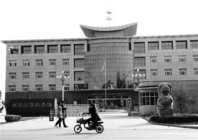 10月29日，河北滄州市獻(xiàn)縣國稅局。10月底，一些企業(yè)主被叫到國稅局談“交稅”問題。新京報記者 孟祥超 攝