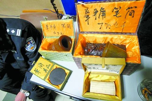 這些商品被暫扣，并根據(jù)鑒定情況對(duì)販賣(mài)者依法處罰。 記者 閆化莊 攝