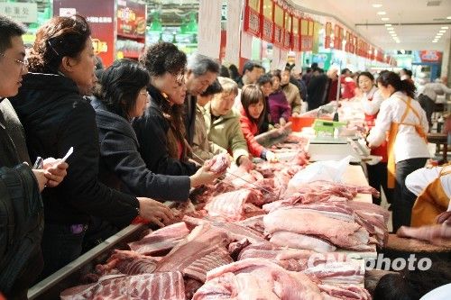 資料圖。1月份CPI等經(jīng)濟數(shù)據(jù)將于今天發(fā)布。多家機構(gòu)預計，受春節(jié)“錯位”因素及豬肉價格回落影響，1月CPI同比漲幅在1.8%左右。從各機構(gòu)發(fā)布的報告來看，從2月開始，CPI或?qū)⑦M入新一輪上行周期。