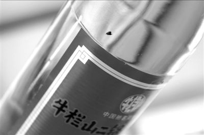 圖中畫圈處為瓶中的黑色異物。京華時報(bào)記者 譚青 攝