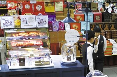 昨日，北京賽特購物中心，擺放出售的月餅禮盒，上千元的品種僅5種。新京報記者 王叔坤 攝