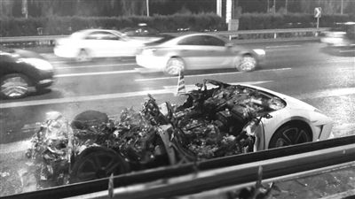蘭博基尼自燃后報(bào)廢?！∥⒉┚W(wǎng)友 SCC寬寬 攝