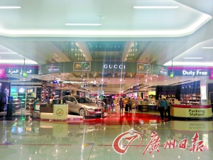 　迪拜機場的免稅店是不少人的血拼地。
