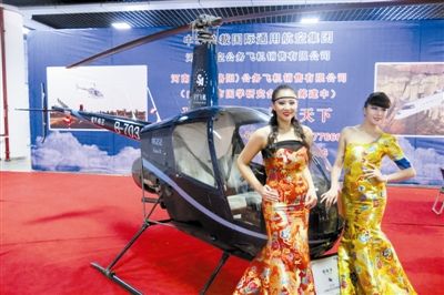 美女固然誘人，但更誘人的恐怕還是直升機
