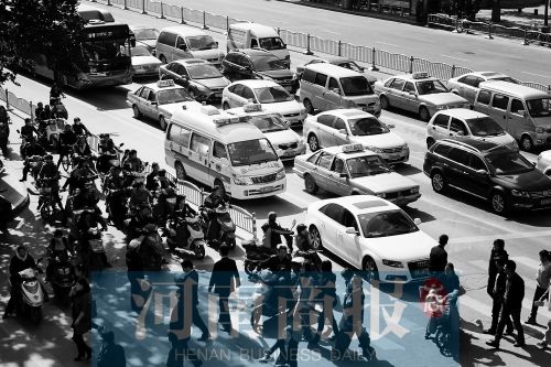 紫荊山路與商城路交叉口，見無車讓行，一輛救護車只好選擇右轉(zhuǎn)車道直行 記者 邱曉峰/攝