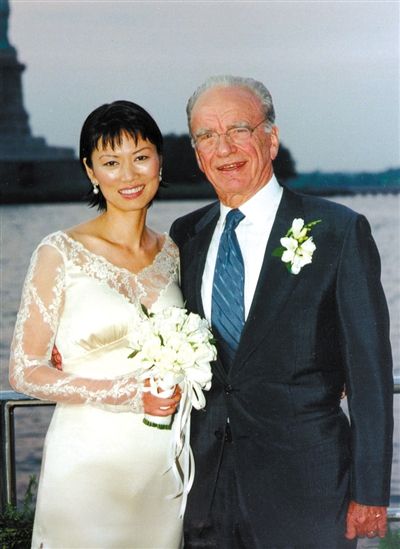 1999年6月，68歲的默多克與30歲的鄧文迪結婚。