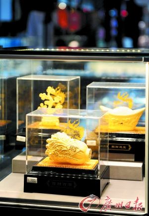 黃金產(chǎn)品持續(xù)熱賣。記者王燕 攝