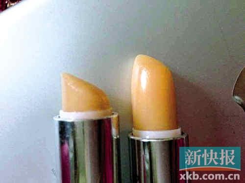 ■蘇小姐將其在專柜和聚美優(yōu)品購買的伊麗莎白雅頓唇膏對(duì)比，產(chǎn)品包裝和唇膏顏色明顯不同。