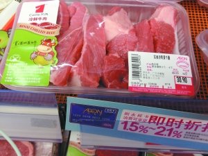 超市高價(jià)牛肉涉嫌注水 供應(yīng)商稱(chēng)牛肉注不注水基本靠自覺(jué)