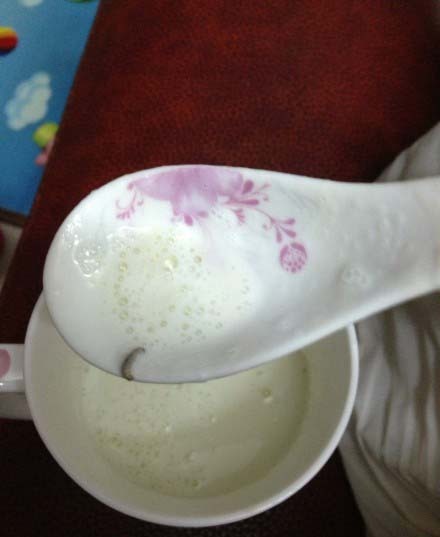 消費者在美贊臣奶粉中吃出蟲子。