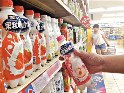 昨日，勁松京客隆超市貨架上，可口可樂(lè)果粒奶優(yōu)仍在售?？煽诳蓸?lè)公司昨日發(fā)表聲明稱，已使用25公斤可能受到肉毒桿菌污染的乳粉，用于生產(chǎn)個(gè)別批次的美汁源果粒奶優(yōu)。新京報(bào)記者 韓萌 攝