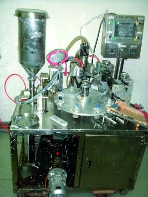 行動(dòng)中查獲的假冒“高露潔”牙膏和制假機(jī)械。信息時(shí)報(bào)記者鄭啟文 攝