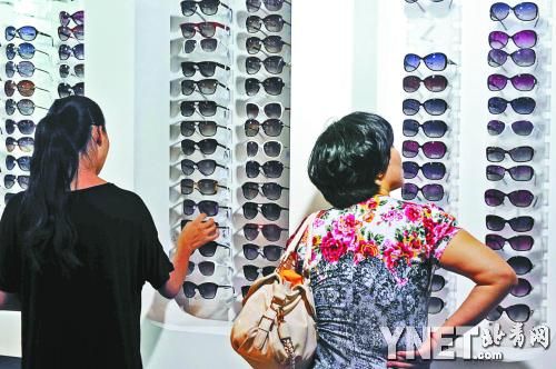 進(jìn)入暑期之后，眼鏡市場迎來了學(xué)生的換鏡高峰