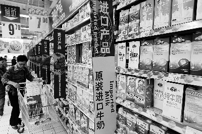 在通州某超市，進口奶粉、純牛奶打出“原裝進口”的招牌吸引消費者購買 攝/法制晚報記者 黑克
