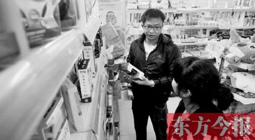 大學生創(chuàng)業(yè)孵化園內，大學生S團實體店的工作人員在向兩個同學推介商品