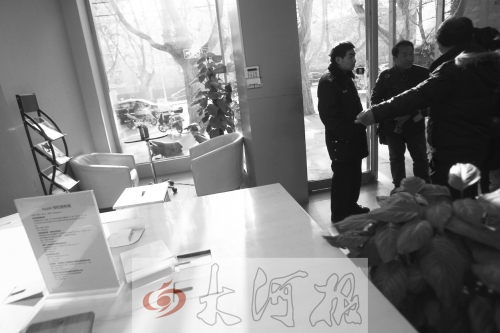 人民路上的這家商店,夜間疑被一男子隔著門縫用長竿偷走一臺蘋果ipad air。