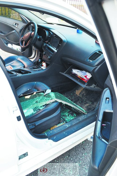 車玻璃被砸碎，車內(nèi)被翻動(dòng)。