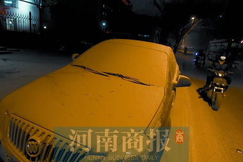 拆遷現(xiàn)場，途經的汽車遭了殃，落了厚厚一層灰