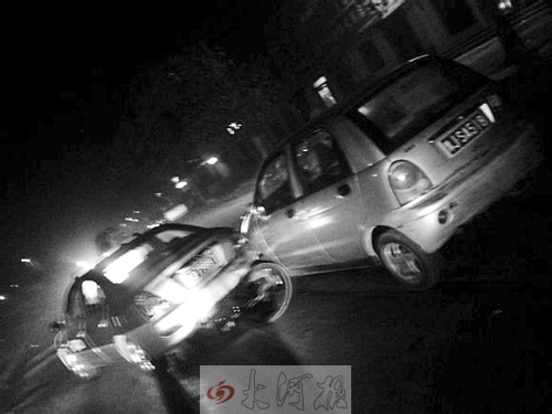 撞上出租車QQ才停下，兩車間還夾著一輛自行車。