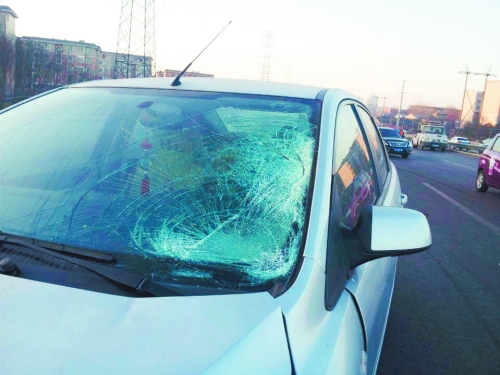 肇事轎車前擋風(fēng)玻璃上，留著清晰的撞擊痕跡。