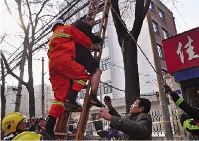 老漢右腿燒傷，樹下扔了一只燒焦的鞋