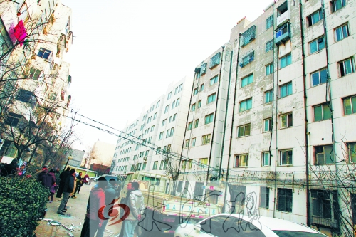 鄭州市瑞達(dá)路啟明村小區(qū)一戶居民家中（紅圈標(biāo)示處），天然氣發(fā)生爆炸。