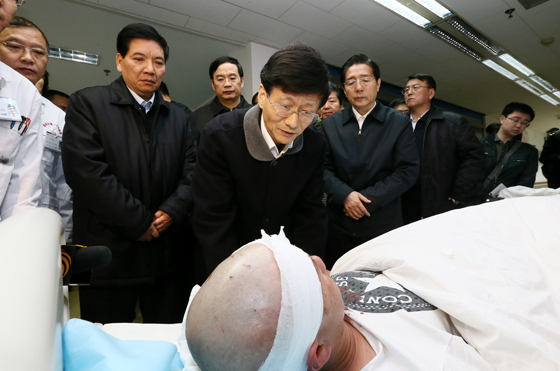 中共中央政治局委員、中央政法委書記孟建柱率工作組2日晨5時(shí)30分抵達(dá)昆明。一下飛機(jī),孟建柱就立即趕往