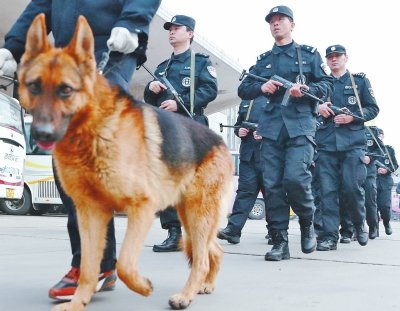 牽警犬持微沖，特警在車站巡邏
