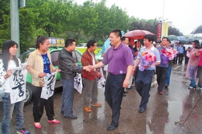 專(zhuān)案組押解嫌疑人回洛，的哥的姐自發(fā)前來(lái)迎接。