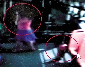 去年10月份的一天，一名女乘客打著電話下了車，包丟在了車上。(翻拍視頻)