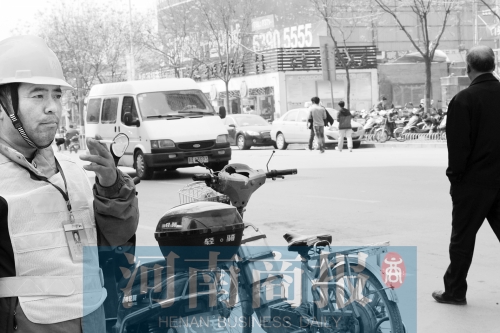  燃?xì)庑孤?消防員演習(xí)變實戰(zhàn)。而幾米外,有工作人員在抽煙