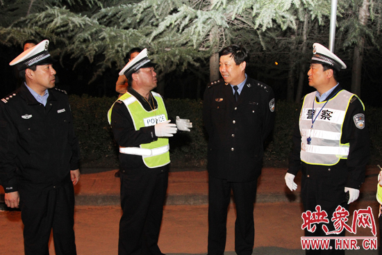 該支隊(duì)支隊(duì)長石軍(左二)、政委周西漢（左一）在向省總隊(duì)督導(dǎo)組匯報(bào)整治酒駕時(shí)的情景。
